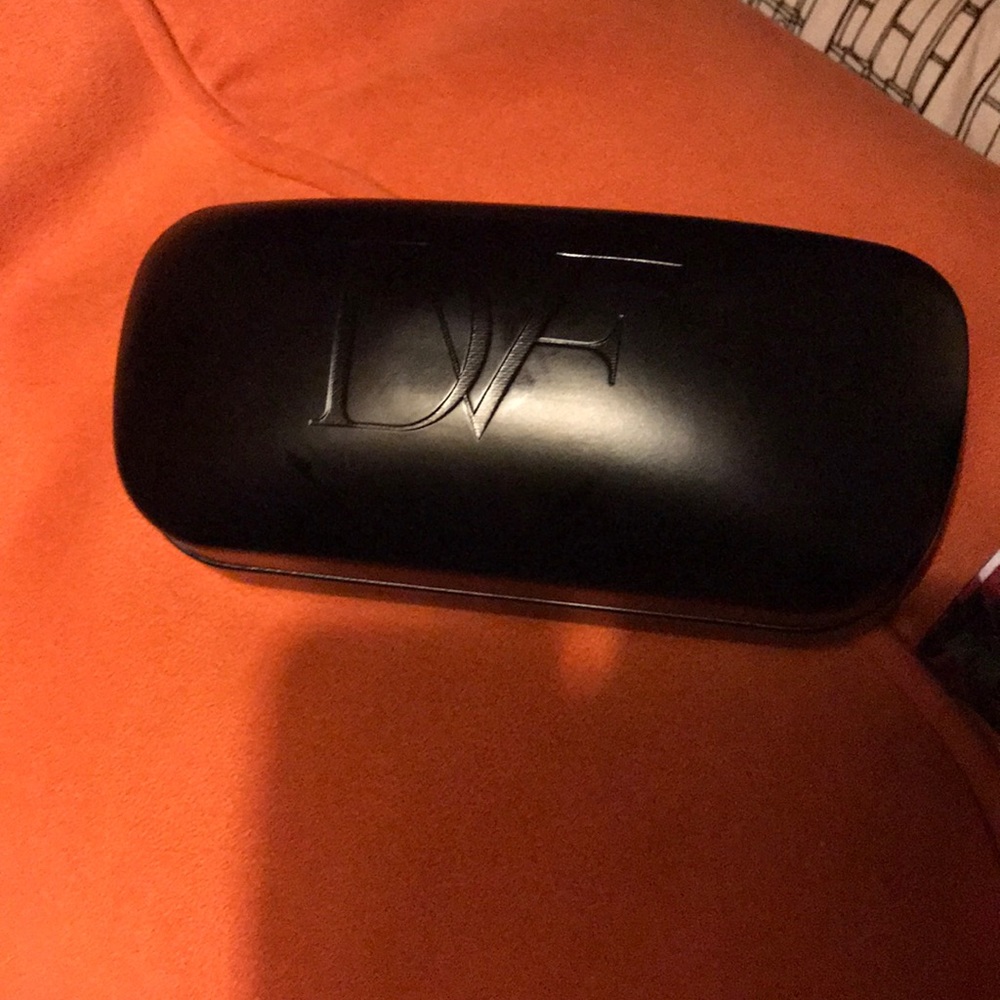 Nice DVF Sunnie Case! Beautiful Pink Lining. NWOT